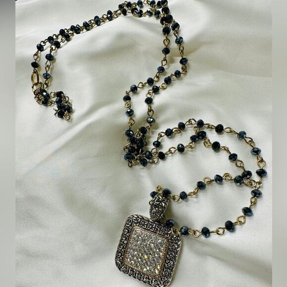 DAZZLING VINTAGE-INSPIRED LONG NECKLACE WITH CRYSTAL-ENCRUSTED PENDANT - Picture 14 of 17
